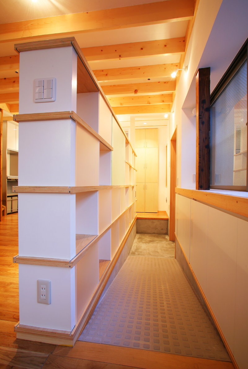 《造作収納実例》目隠しを兼ねた収納棚 自然素材の新築・注文住宅 TAU設計工房