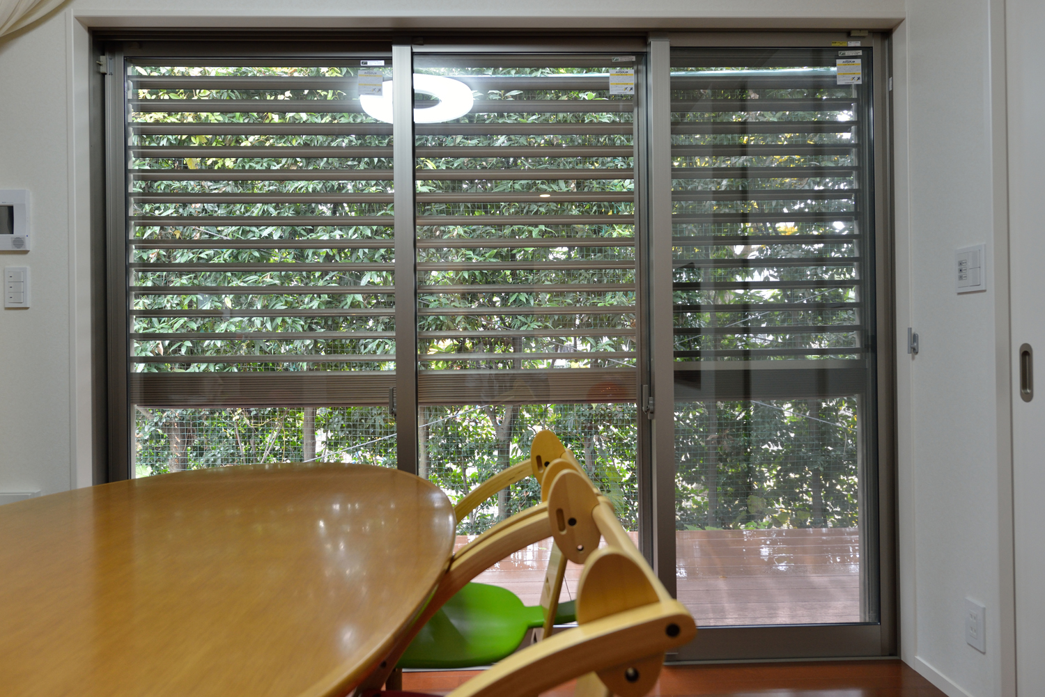 外付ブラインドシャッターで安心して一階の窓を開けられる家 | 自然素材の新築・注文住宅 TAU設計工房