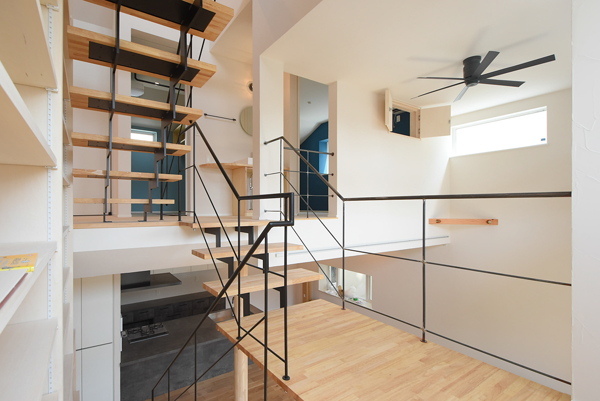 スチール階段が軽やかに結ぶ吉祥寺の家 建築設計事例 自然素材の新築 注文住宅 Tau設計工房