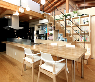 キッチン収納 階段 自然素材の新築 注文住宅 Tau設計工房